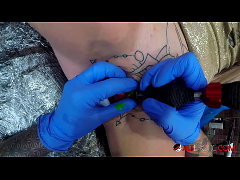 ❤️ Uiters getatoeëerde hottie Sully Savage het 'n tatoeëermerk op haar klitoris gekry ☑ Pornovideo by ons af.taxiporec.top ❤